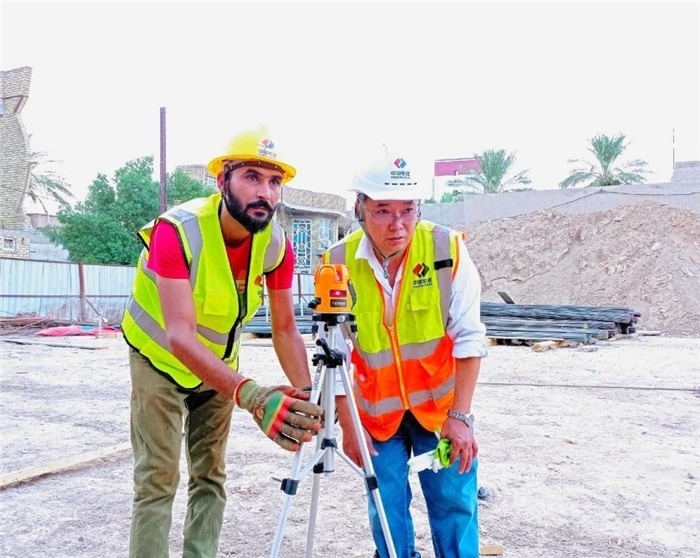 中伊工人在施工中。中國電建供圖
