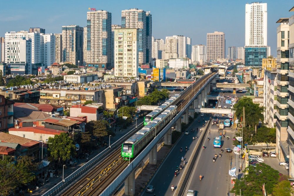 2021年12月1日，在越南首都河內(nèi)，列車在吉靈-河?xùn)|輕軌線上行駛。新華社發(fā)（中鐵六局河內(nèi)輕軌項目部供圖）