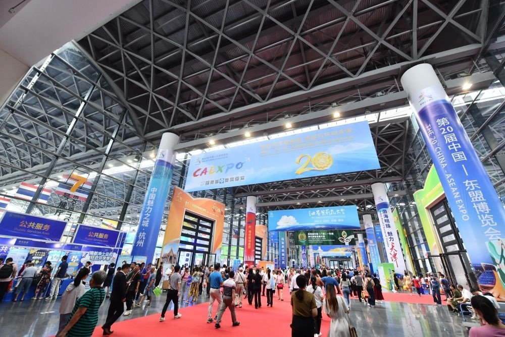 2023年9月18日，參觀者在第二十屆中國—東盟博覽會東盟商品展區(qū)選購商品。新華社記者 黃孝邦 攝