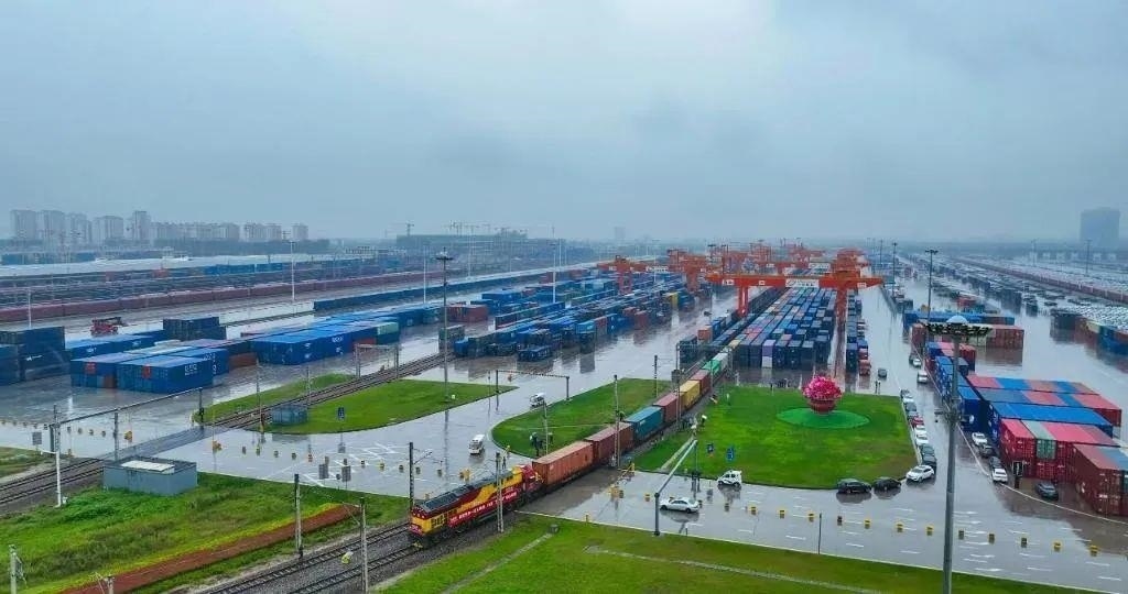 △2023年9月28日，中歐班列長安號第20000列從陜西西安國際港站開出。