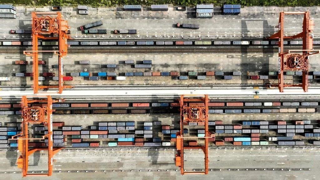 △2023年11月12日，火車在廣西欽州港碼頭裝運集裝箱。