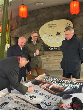 吳墾大使簽名。人民網(wǎng)記者 徐馨攝