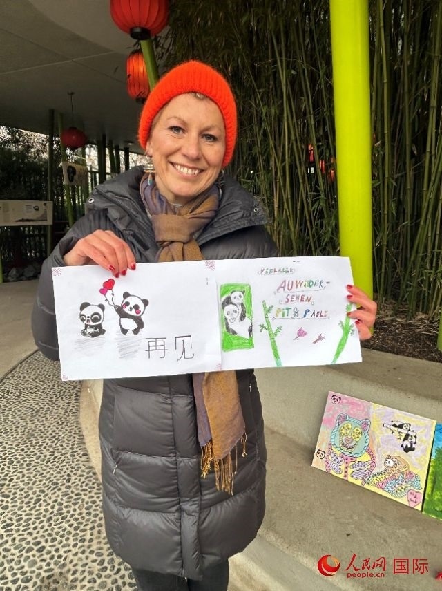 桑德拉和德國(guó)小朋友們的作品。右圖寫(xiě)著“祝福好運(yùn)，再見(jiàn) Pit和Paule（“夢(mèng)想”“夢(mèng)圓”的德語(yǔ)名字）”。人民網(wǎng)記者 徐馨攝