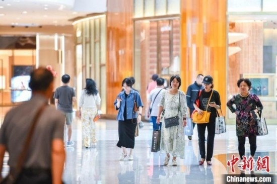 圖為顧客在cdf?？趪?guó)際免稅城內(nèi)選購(gòu)商品。<a target='_blank' href='/' ><p align=