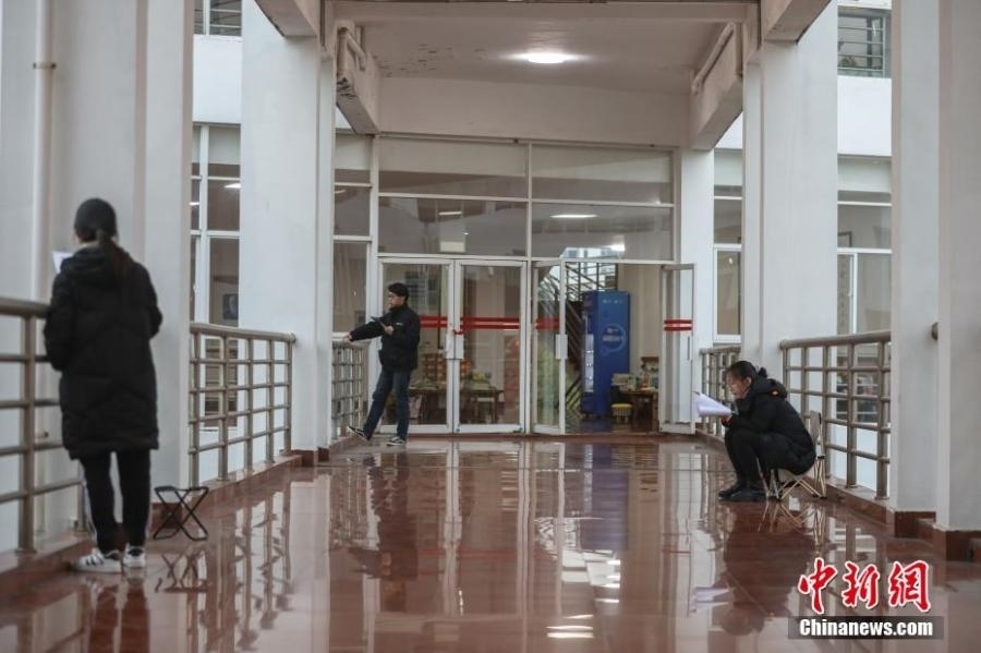 資料圖：幾位考研學(xué)生在南昌大學(xué)教學(xué)樓的天橋上復(fù)習(xí)備考。劉力鑫 攝