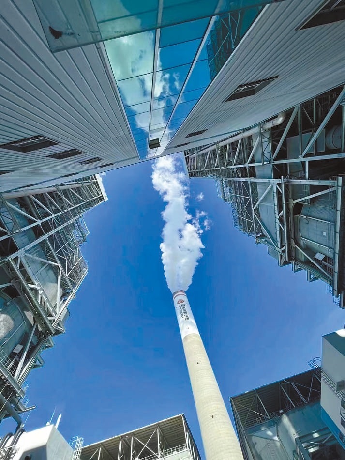  綠色低碳 近日，來自10余個國家的國際青年跟隨“世界青年能源行”活動走進(jìn)國家能源集團(tuán)江蘇泰州電廠。作為亞洲最大火電二氧化碳捕集、利用與封存項目，該項目每年可捕集消納二氧化碳50萬噸。 美國籍演員、主持人 史蒂文·韋德斯攝 “走在電廠里，體驗各種高科技，真切感受到中國在清潔能源方面發(fā)展迅速，許多技術(shù)走在了世界前列?！? /></p> <p style=