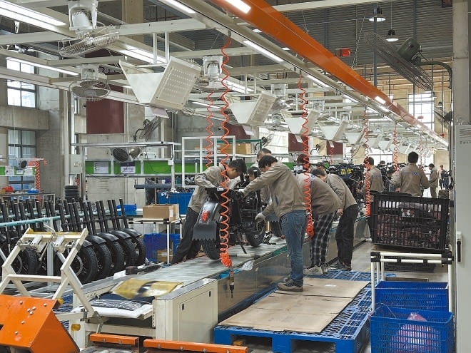  產(chǎn)業(yè)領(lǐng)跑 在長三角一體化發(fā)展格局下，新能源制造業(yè)通過產(chǎn)業(yè)集群協(xié)同發(fā)展，形成現(xiàn)代化產(chǎn)業(yè)體系。圖為位于江蘇常州市的比亞迪工廠內(nèi)，工作人員正在組裝銷往非洲國家的電動摩托車。 拉丁美洲通訊社古巴籍?dāng)z影記者 朗尼·洛佩茲（中文名羅帥）攝