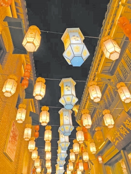  古城新韻 位于安徽安慶市安慶古城的倒扒獅歷史文化街區(qū)依江而建，在保留歷史建筑的同時，引入產(chǎn)業(yè)新業(yè)態(tài)，激發(fā)歷史文化街區(qū)活力，吸引了眾多游客前來游玩。 韓國籍視頻博主 金峻范攝