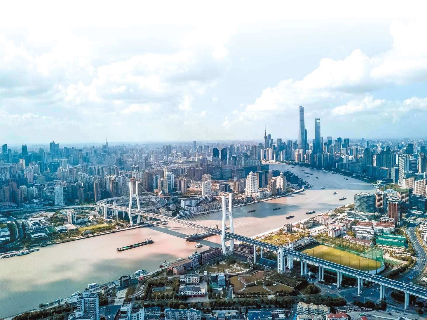  潮起東方 上海黃浦江兩岸高樓林立，風(fēng)光無限。近年來，上海以開放創(chuàng)新之姿，謀劃推動高質(zhì)量發(fā)展，奮力開創(chuàng)長三角一體化新局面。 德國籍導(dǎo)演、建筑師、攝影師 馬克·西格蒙德攝 “起初，我被東方古國的悠久歷史文化吸引來到中國。在上海生活的10多年間，我見證了這座城市的發(fā)展歷程，也感受到它兼具傳統(tǒng)與現(xiàn)代的獨特魅力?！? /></p> <p style=