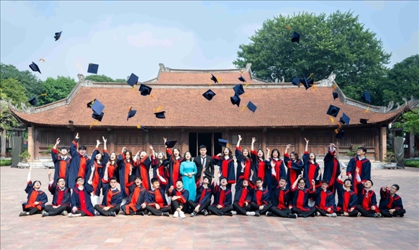 12月9日，越南首都河內(nèi)一所高中的學(xué)生在文廟內(nèi)合影留念。