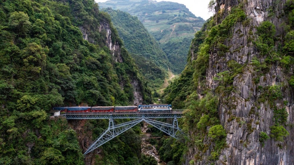 2023年6月20日，一列火車駛過人字橋。