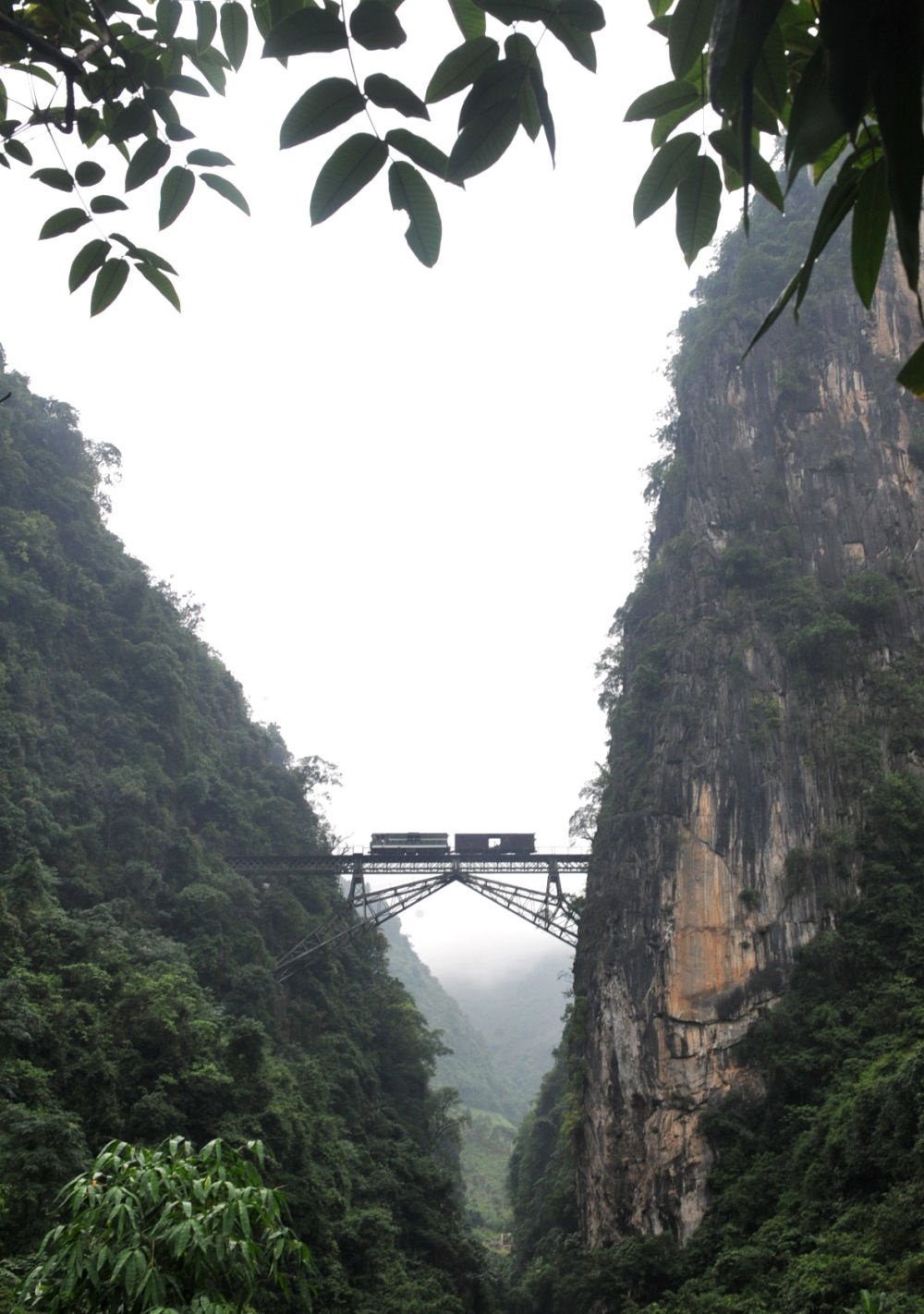 2009年6月1日，一列小火車從人字橋上通過。