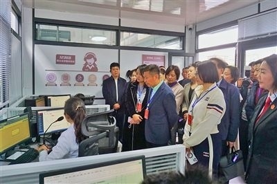  在昆明中院訴前調(diào)解工作室內(nèi)，代表們觀摩法官線上調(diào)解。