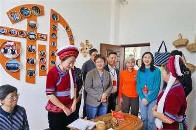  在大理法院喜洲法庭，代表們與“金花調(diào)解員”共同探討民族特色調(diào)解工作方法。