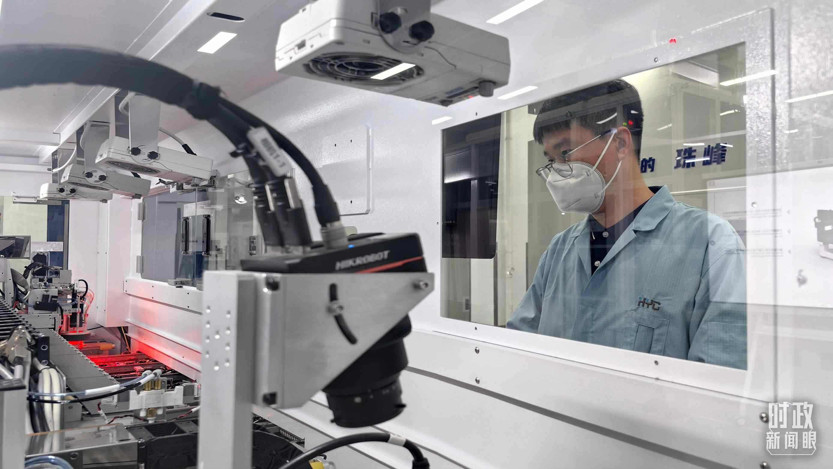 △蘇州華興源創(chuàng)科技股份有限公司員工正在研發(fā)車間內(nèi)進(jìn)行芯片測試。（總臺央廣記者潘毅拍攝）