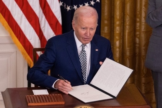 10月30日，美國總統(tǒng)拜登在華盛頓白宮簽署人工智能監(jiān)管行政令。新華社發(fā)（亞倫攝）