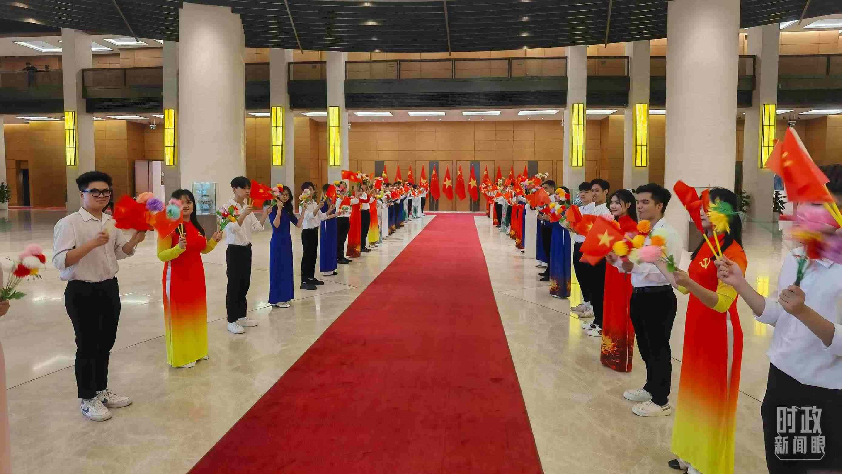 △夾道歡迎的當(dāng)?shù)厍嗄?。（總臺(tái)央視記者周志國拍攝）