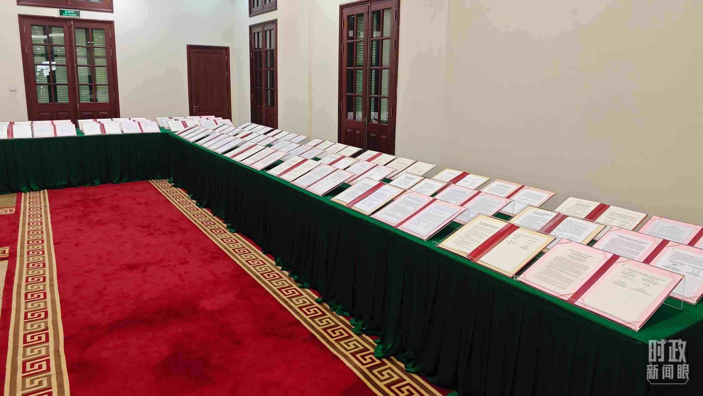 △會(huì)談后，兩黨總書記共同見證雙方簽署的雙邊合作文件展示，涵蓋共建“一帶一路”等30多個(gè)領(lǐng)域。（總臺(tái)央視記者耿小龍拍攝）