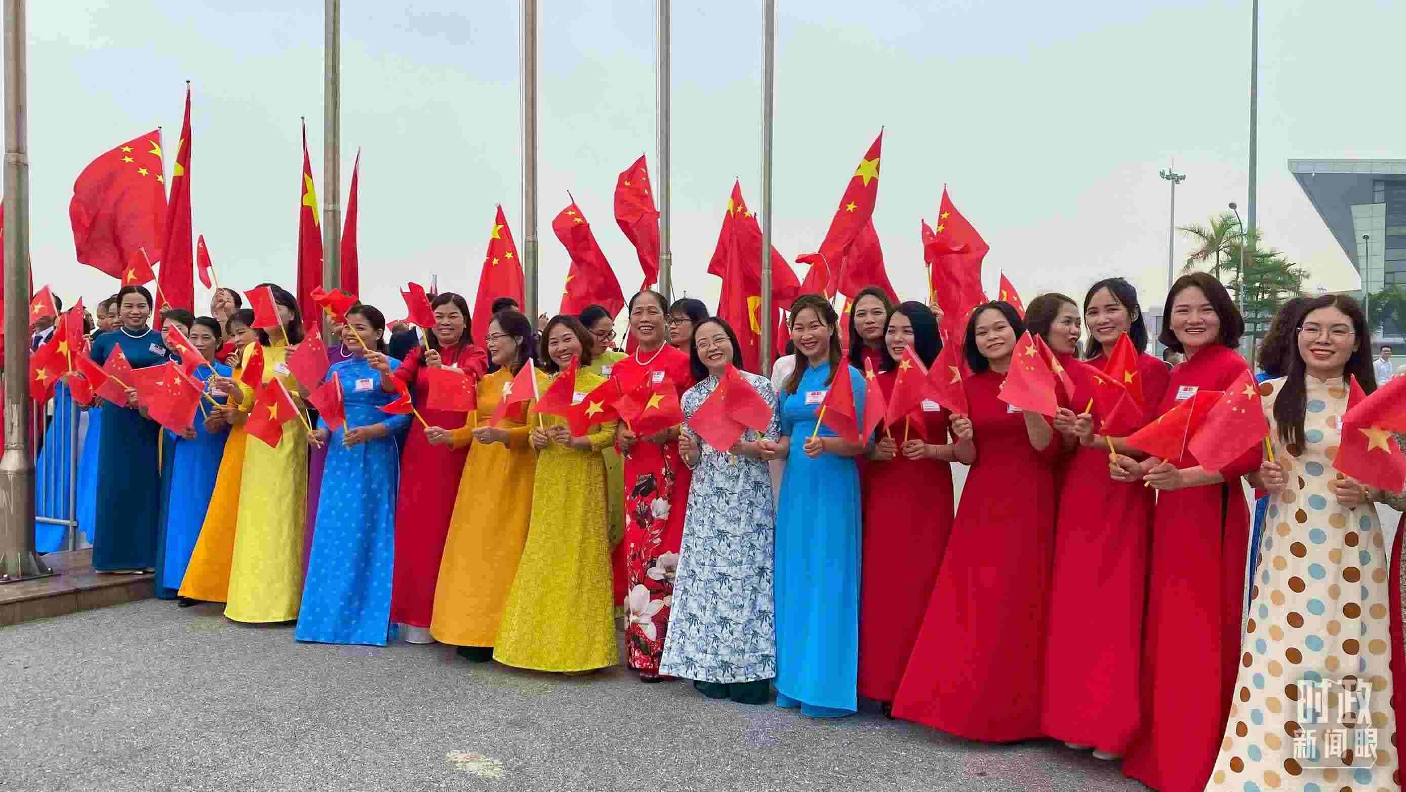 △專機(jī)抵達(dá)前，400多名中越各界代表手持兩黨兩國旗幟翹首以盼。（總臺(tái)央視記者李增仁拍攝）