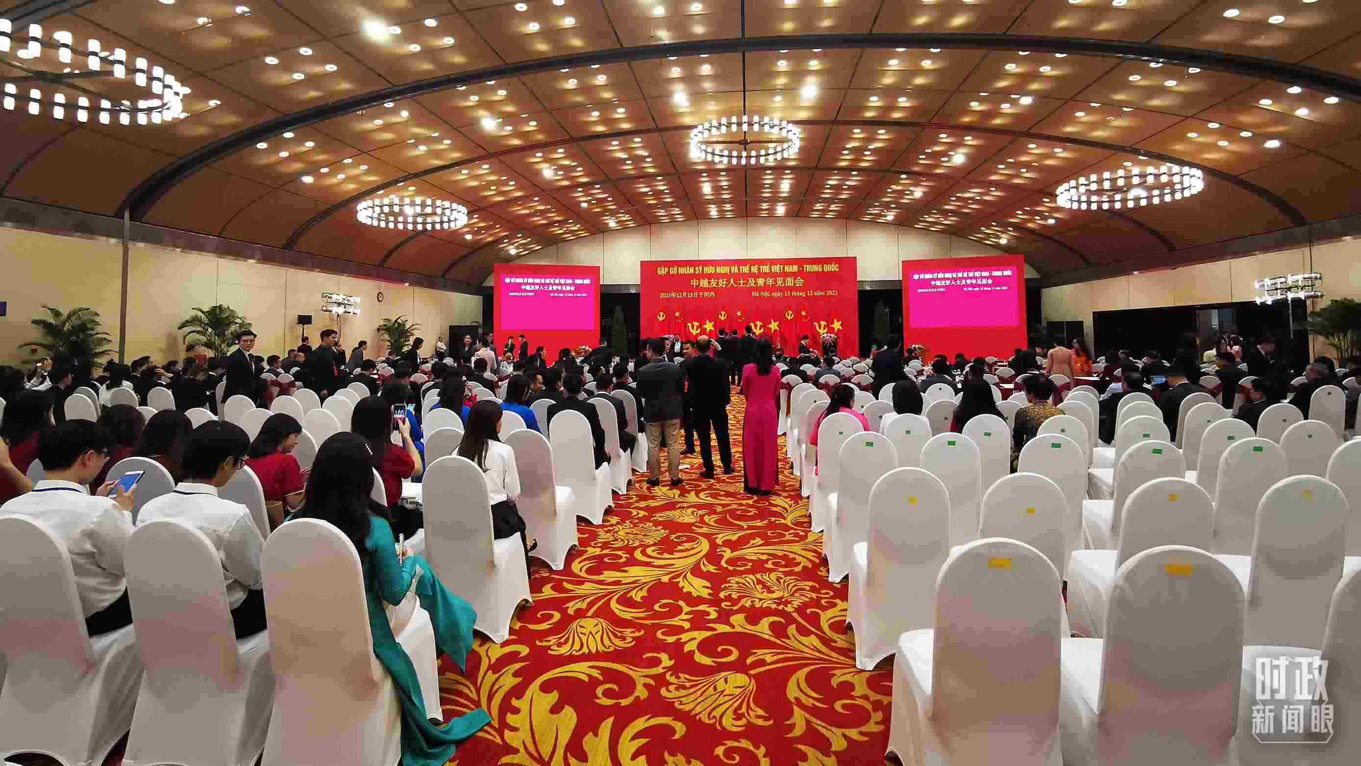 △習(xí)近平出席中越友好人士及青年見面會(huì)。這是見面會(huì)開始前的場(chǎng)景。（總臺(tái)央視記者荊偉拍攝）