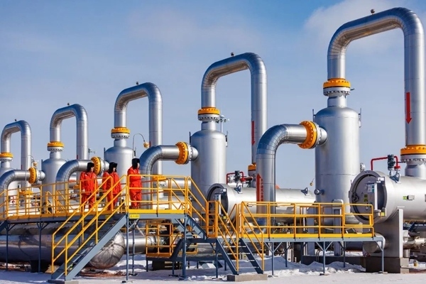 中俄東線(xiàn)天然氣管道黑河首站工作人員正在巡檢。受訪(fǎng)者供圖