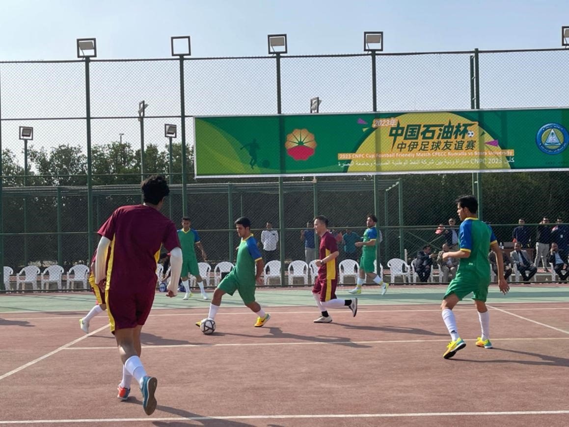 12月14日，中國石油（伊拉克）魯邁拉片區(qū)舉辦公共開放日和足球友誼賽。中國石油工程建設有限公司魯邁拉項目代表隊與巴士拉大學代表隊進行了比賽，巴士拉大學代表隊獲勝。文學軍攝