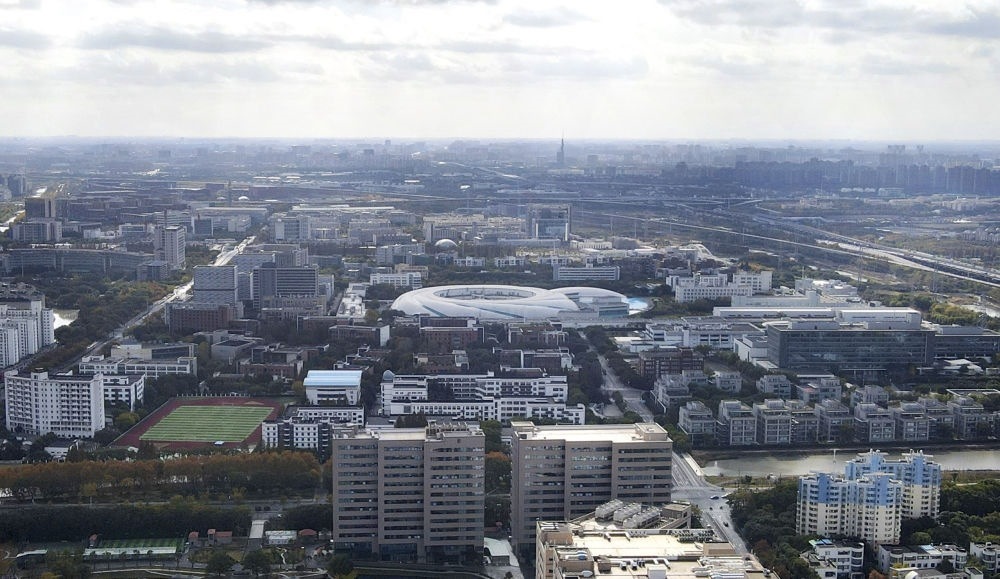 這是2023年11月25日在上海浦東新區(qū)張江科學(xué)城拍攝的形如鸚鵡螺的大科學(xué)裝置上海光源（中）（無(wú)人機(jī)照片）。新華社記者 方喆 攝