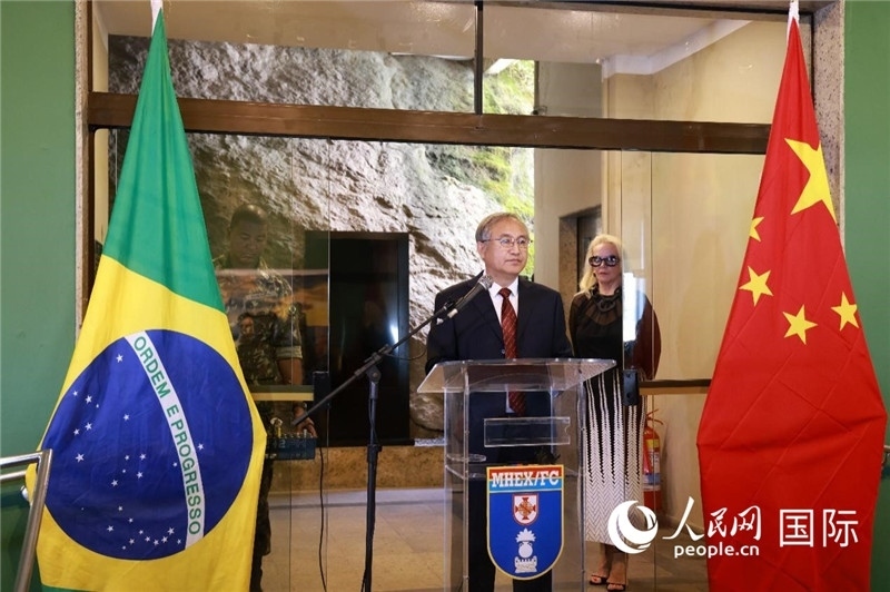 中國攝影家協(xié)會駐會副主席鄭更生在攝影展開幕式上致辭。 人民網(wǎng)記者 陳海琪攝