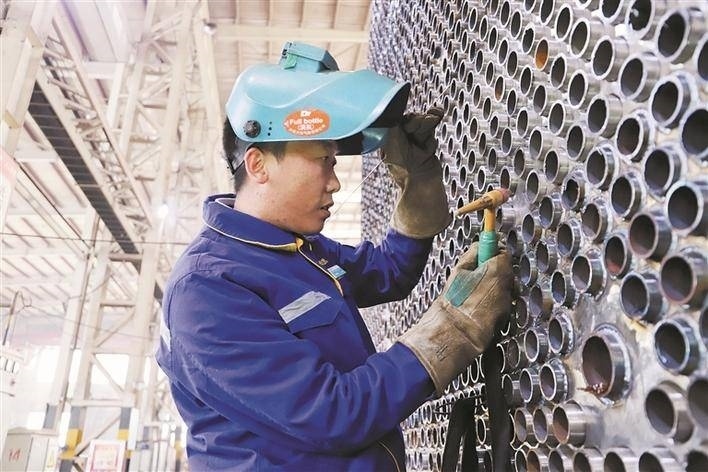 邵旭鵬在車間進(jìn)行電焊作業(yè)。受訪者供圖