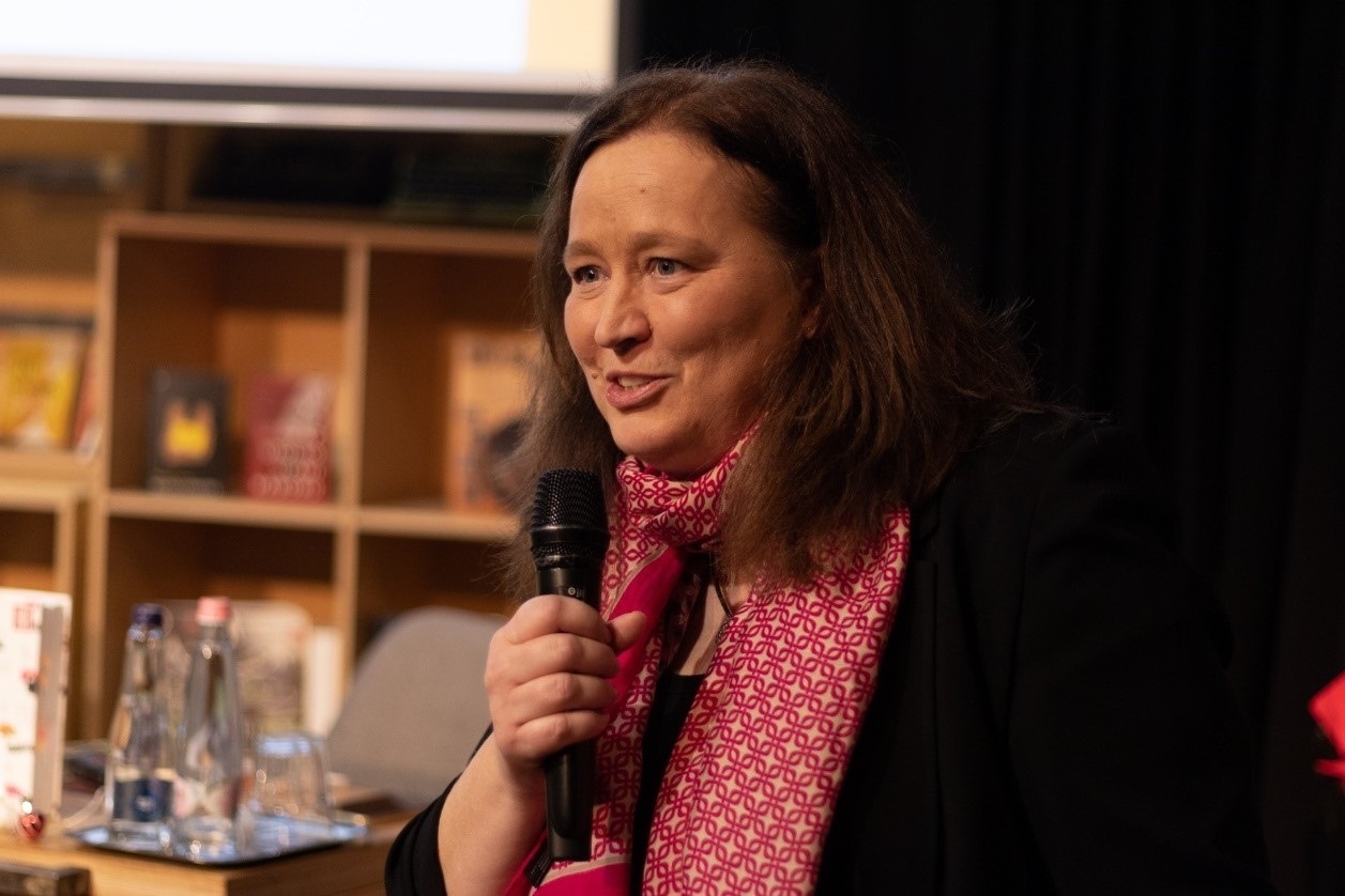 本書譯者宗博莉·克拉拉主持讀書分享會(huì)。摩爾多瓦尼·巴爾納巴斯攝