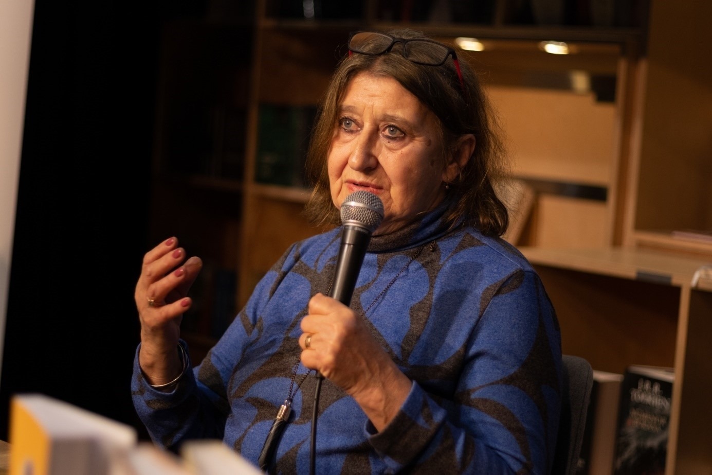 埃娃介紹作品。摩爾多瓦尼·巴爾納巴斯攝