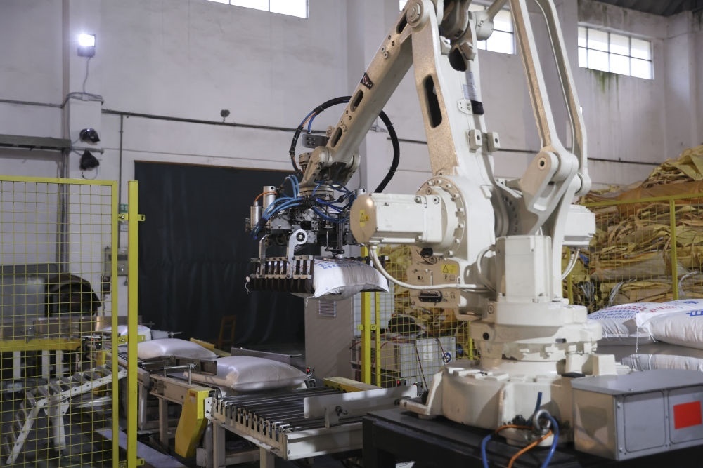 12月14日，在廣西來賓東糖鳳凰有限公司，機械臂在廠房碼放白砂糖成品。