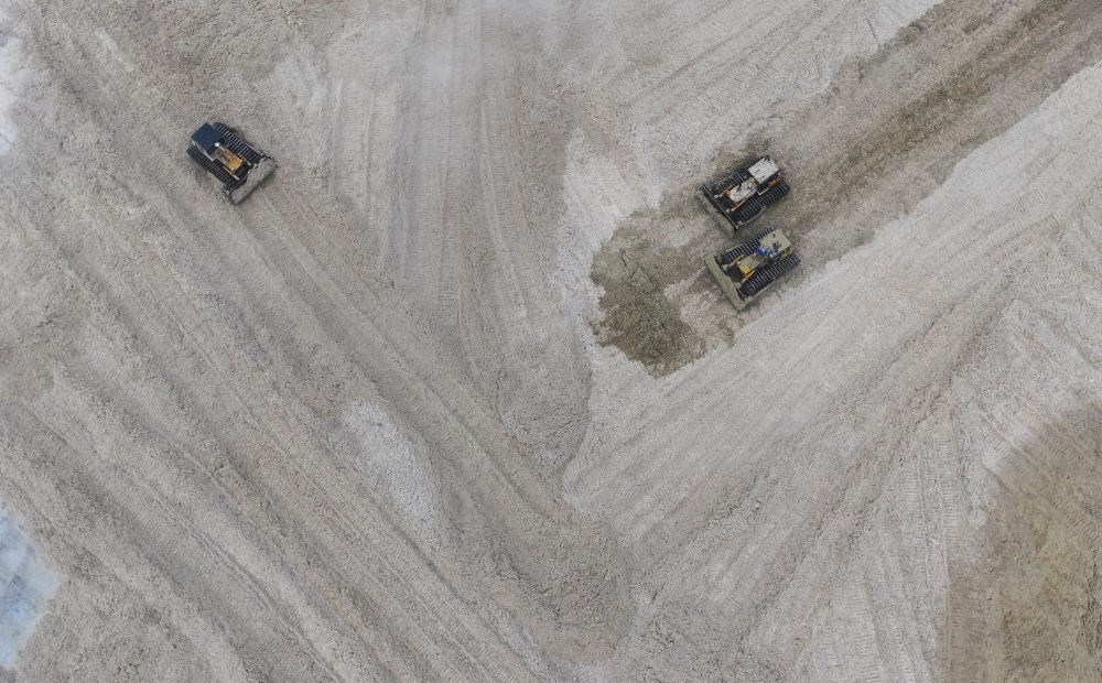 12月12日，在廣西湘桂華糖制糖集團來賓紙業(yè)有限責任公司，工作人員在整理蔗渣（無人機照片）。