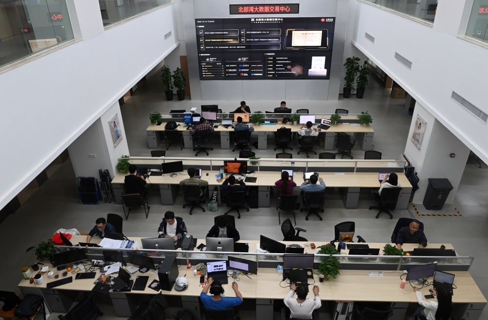 中國—東盟信息港員工在工作中。