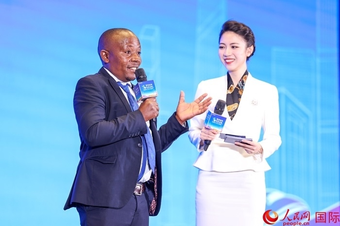 來自烏干達坎帕拉—恩德培機場高速公路項目的赫爾曼（左）被評為中國交建共建“一帶一路”最美外籍建設(shè)者之一。人民網(wǎng)記者 趙益普攝