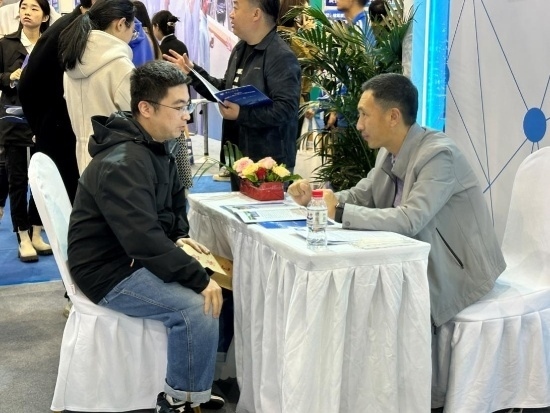 沈陽招聘會現(xiàn)場。人民網(wǎng)記者 尹柏寒攝