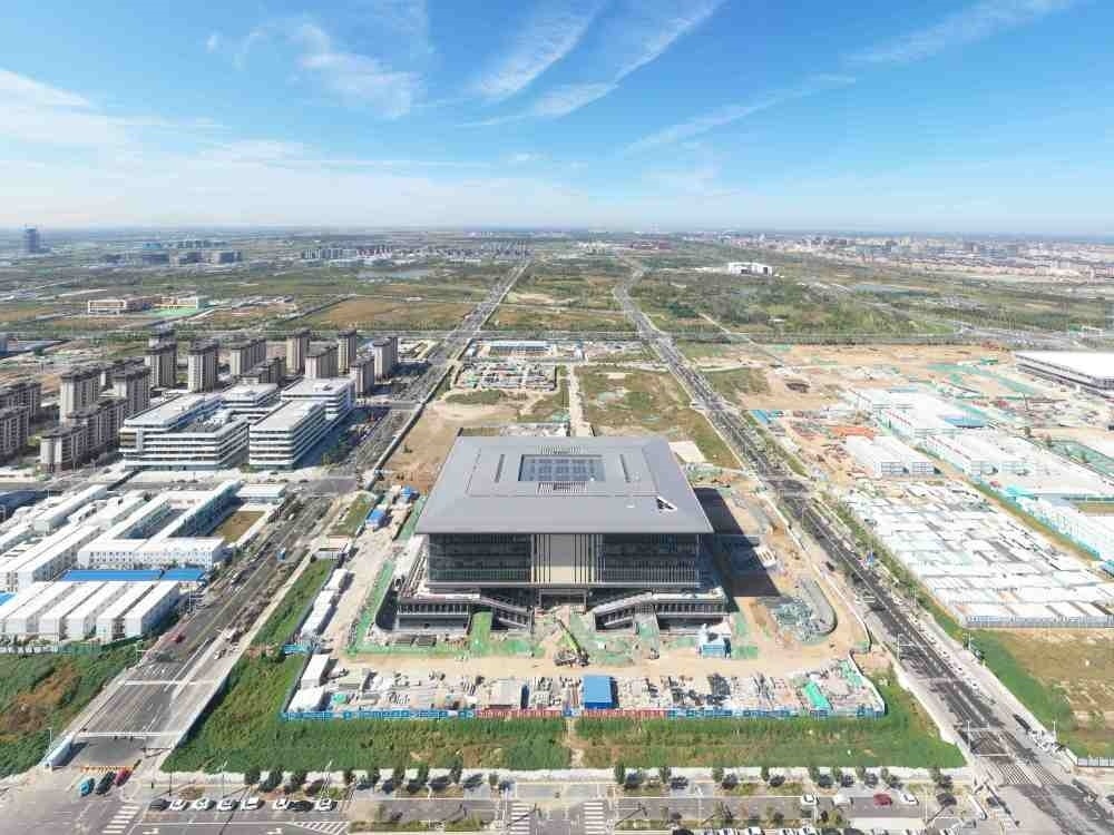 這是雄安新區(qū)大學(xué)園圖書館（2023年10月1日攝，無人機(jī)照片）。新華社記者 朱旭東 攝