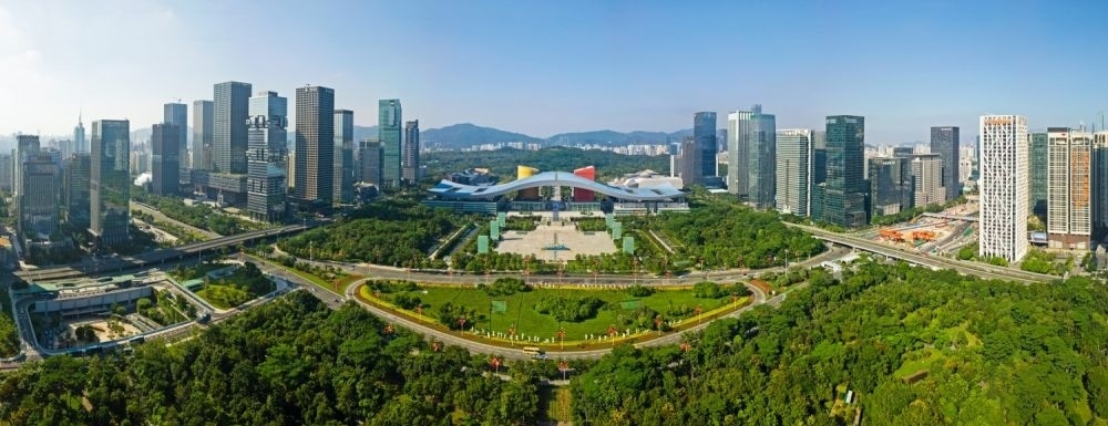 這是在廣東省深圳市拍攝的深圳市民中心和蓮花山公園一線（2020年10月2日攝，無人機(jī)照片）。新華社記者 梁旭 攝