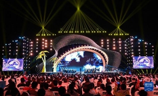 12月16日拍攝的第五屆海南島國(guó)際電影節(jié)開(kāi)幕式現(xiàn)場(chǎng)。