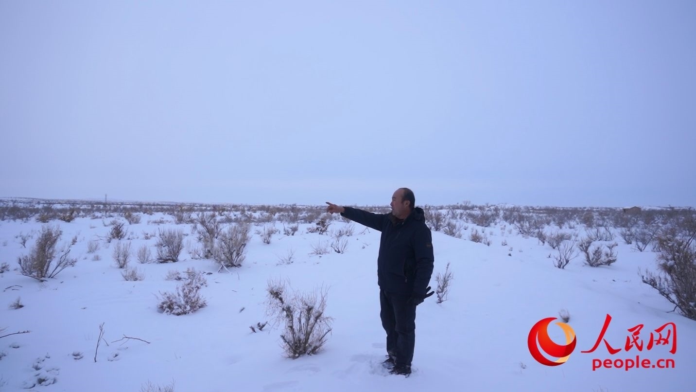 馬曉華向采訪團(tuán)介紹林場情況。人民網(wǎng) 周靜圓攝