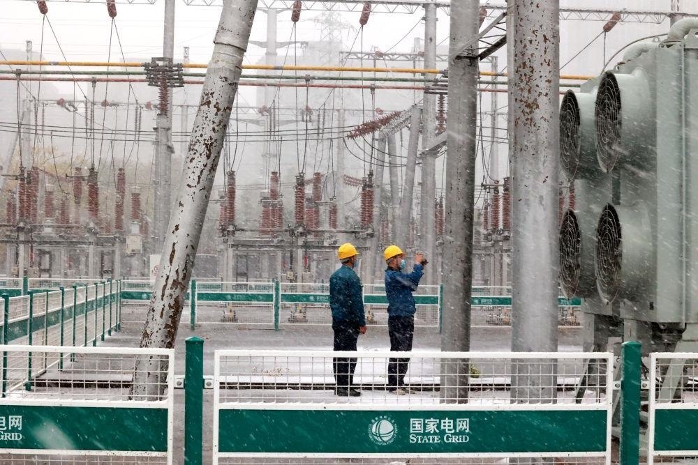 △國網(wǎng)壽光市供電公司變電運(yùn)維人員在檢查變電站積雪情況。