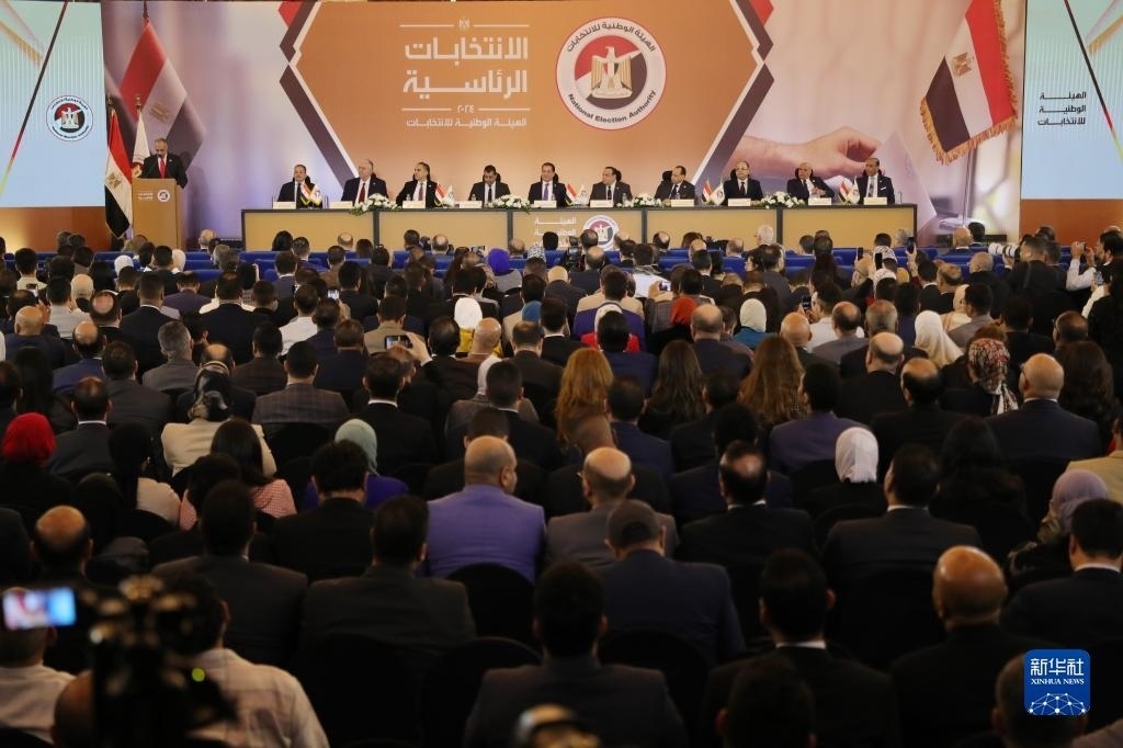 這是12月18日在埃及首都開羅拍攝的埃及全國選舉委員會新聞發(fā)布會現(xiàn)場。新華社發(fā)（艾哈邁德·戈馬攝）