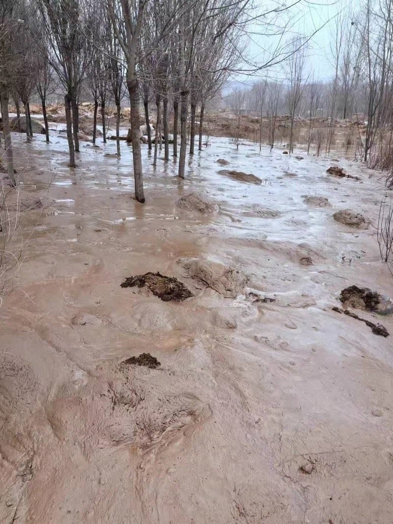 次生災(zāi)害襲擊過(guò)的村落。喬棟攝。