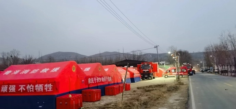 救災(zāi)隊(duì)員現(xiàn)場(chǎng)扎起了帳篷。王梅攝。