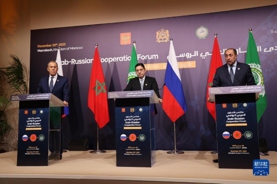 12月20日，在摩洛哥南部城市馬拉喀什舉行的第六屆阿拉伯-俄羅斯合作論壇主議程結束后，俄羅斯外交部長拉夫羅夫、摩洛哥外交大臣布里達、阿拉伯國家聯(lián)盟（阿盟）副秘書長胡薩姆·扎基（從左至右）出席記者會。新華社記者霍晶攝