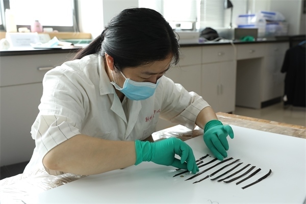 考古工作者正給竹簡排序。國家文物局供圖