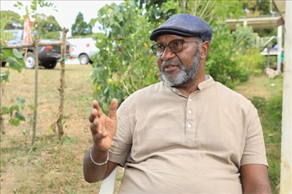 2023年12月18日，瓦努阿圖共和國總理夏洛特·薩爾維在瓦努阿圖公路項目二期馬勒庫拉段的移交儀式現(xiàn)場接受人民網(wǎng)采訪。人民網(wǎng) 賀吉攝