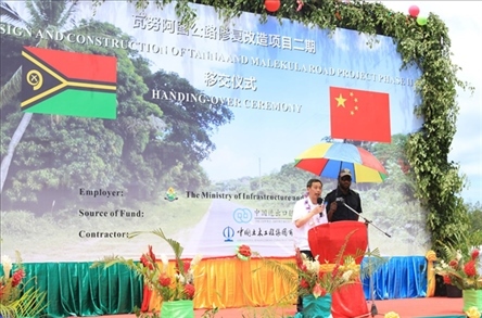 2023年12月18日，中國駐瓦努阿圖大使李名剛在瓦努阿圖公路項目二期馬勒庫拉段的移交儀式上發(fā)表致辭。人民網(wǎng) 賀吉攝
