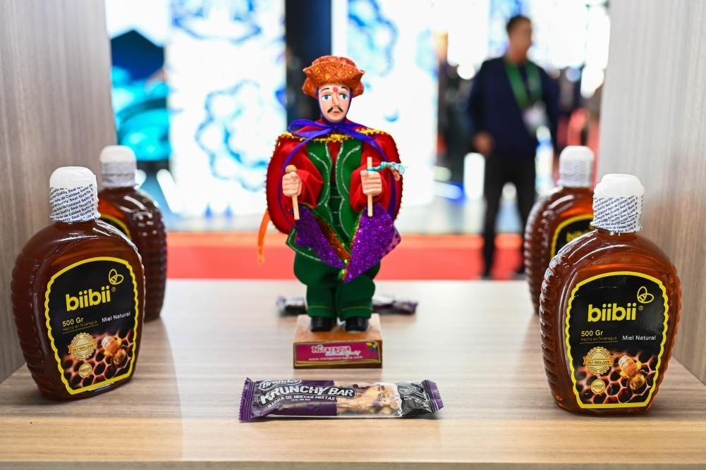 2023年11月8日在第六屆進博會上拍攝的尼加拉瓜蜂蜜產(chǎn)品。