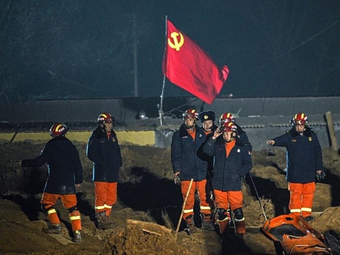 2023年12月21日，救援隊(duì)員在青海省海東市民和回族土族自治縣中川鄉(xiāng)金田村現(xiàn)場(chǎng)救援。新華社記者 張龍 攝